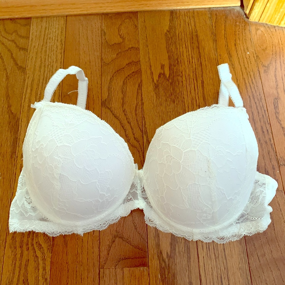 Victoria’s Secret white lace bra 34C